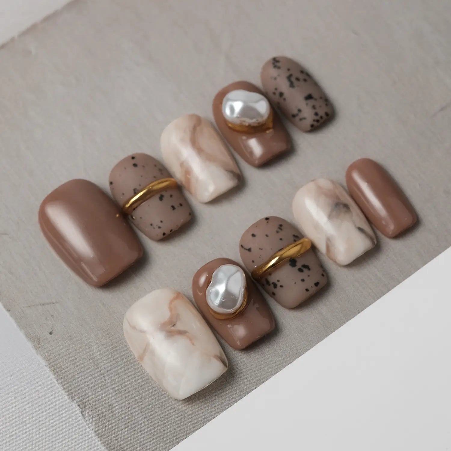 Brown and beige nails are suitable for autumn and winter