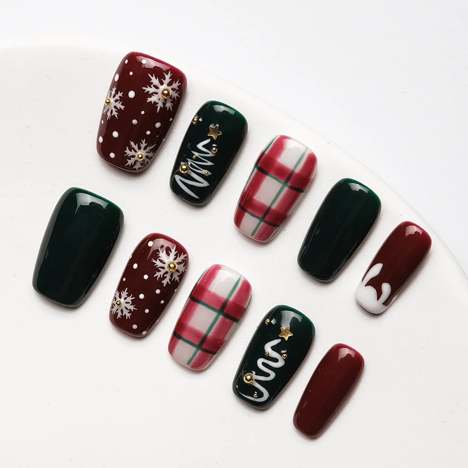 Featuring a glossy finish, these short square nails are painted in a solid, festive combination of green and red, making them the perfect choice for Christmas. 